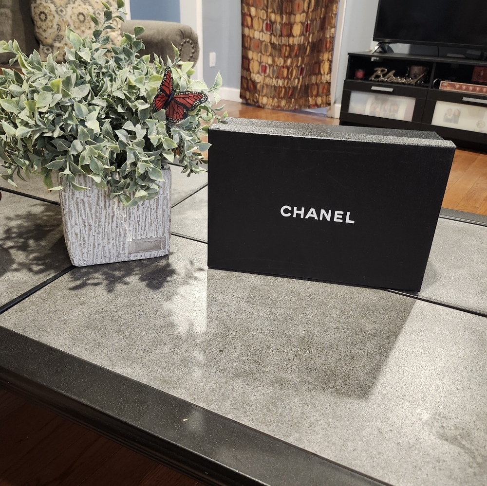 CHANEL Black And White Gift Box